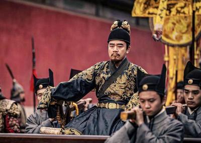 朱元璋批奏折到深夜,宫女端来一碗热粥,朱元璋:粥留下,人斩了