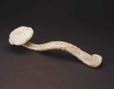 青玉凤蝠纹如意 清宫遗珍中的伏枥余韵